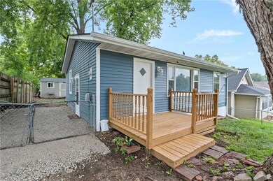 1119 Bundy St, Des Moines, IA 50315 - photo 2