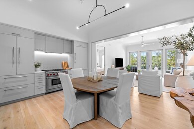 Dine in kitchen