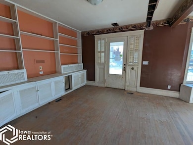 1105 N 8th St, Burlington, IA 52601 - photo 3