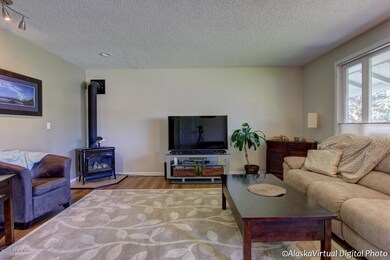 Living Room w/ gas Fireplace
