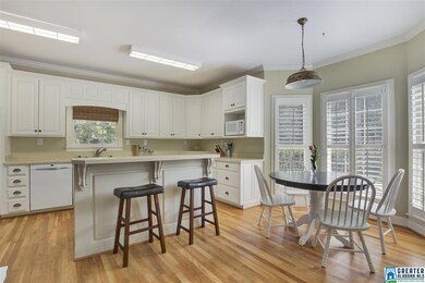 with island and breakfast bar