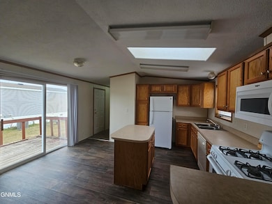 1005 27th St W, Williston, ND 58801 - photo 4