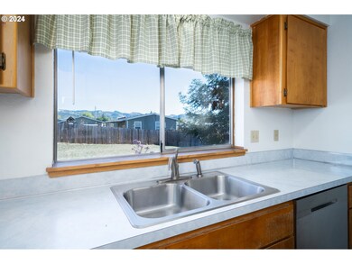 265 Corona Loop Rd, Roseburg, OR 97471 - photo 5