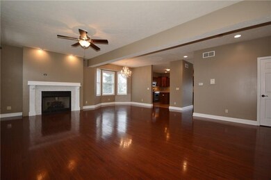 HUGE OPEN CONCEPT Living/Dining room W/9ft Ceiling