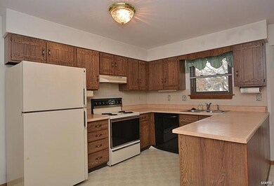 2750 Penbrooke Ln, Saint Charles, MO 63301 - photo 2