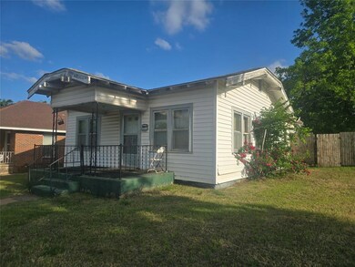 View of front facade featuring a front lawn