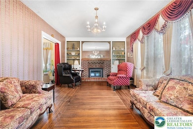 LIVING ROOM WITH GAS FIREPLACE AND BUILT-IN SHELVE