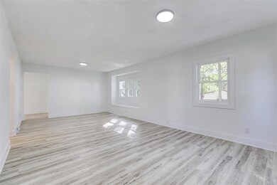 3933 E 30th St, Des Moines, IA 50317 - photo 3