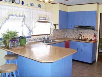 Kitchen. Country style kitchen with breakfast bar 