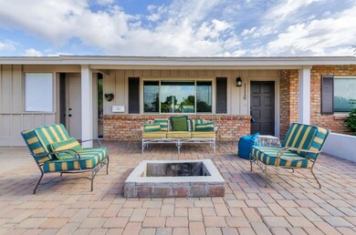 1116 E Myrtle Front Patio