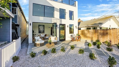 808 W Balboa Blvd unit Front, Newport Beach, CA 92661 - photo 2