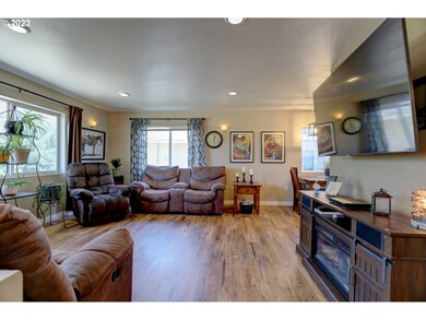 914 E 7th St, the Dalles, OR 97058 - photo 6