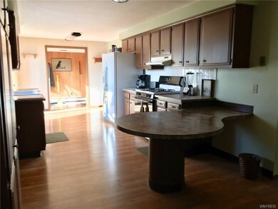 Large Kitchen with Built in table/snack bar