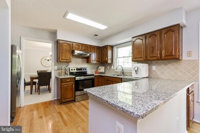 13465 Stream Valley Dr, Chantilly, VA 20151 - photo 3