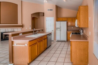 35 Kitchen photo e-001