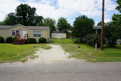 900 Skylark Dr, Granbury, TX 76049 - photo 2