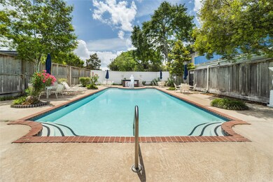 Large swimming pool to enjoy the Texas weather