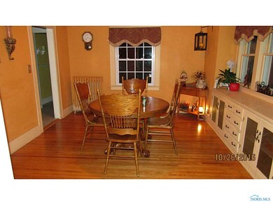 Dining Room. BEAUTIFUL HARDWOOD FLOORS