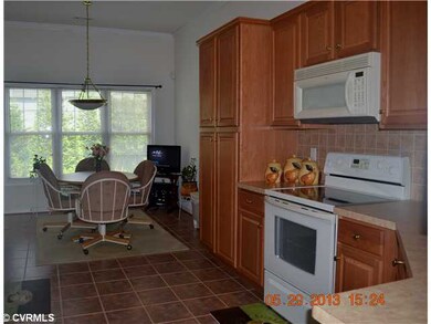 Kitchen - Lots of cabinets and countertop space