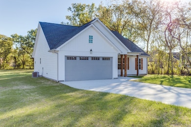 127 Lagoon Dr, McMinnville, TN 37110 - photo 2