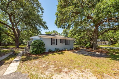 1264 Wisteria Drive way