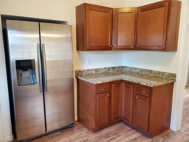 NICE KITCHEN. LOTS OF CABINETS. STAINLESS STEEL AP