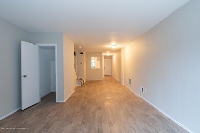 915 W Fingerboard Rd, Staten Island, NY 10304 - photo 2