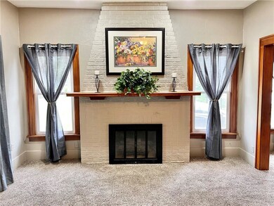 211 E 8th St S, Newton, IA 50208 - photo 3