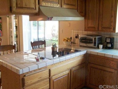 Kitchen Cook Top & Breakfast Bar