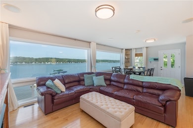 Spectacul.ar views in the living and dining area