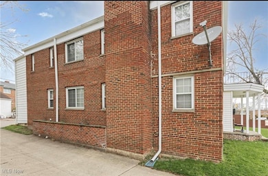 1460 S Belvoir Blvd, Cleveland, OH 44121 - photo 2