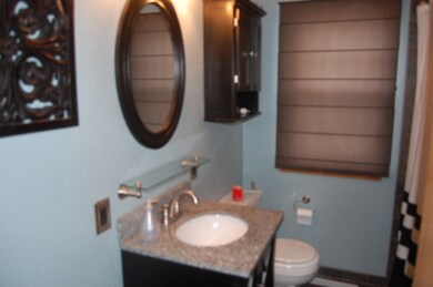 upstairs bathroom<|><|>