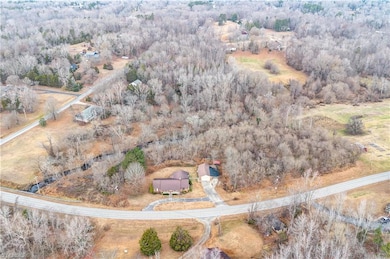 2126 Chestnut Dr, High Point, NC 27262 - photo 3