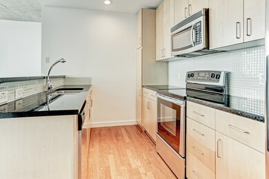 The 9x12 SF kitchen has a stainless steel Whirpool