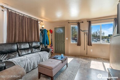 Living Room: Super cozy and bright!