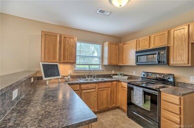 Nice, neutral kitchen with black appliances! Great