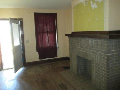685 JENKINS (16) LIVING ROOM