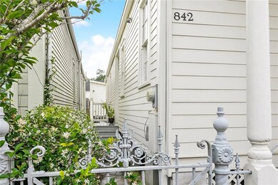 842 Toledano -- front entrance
