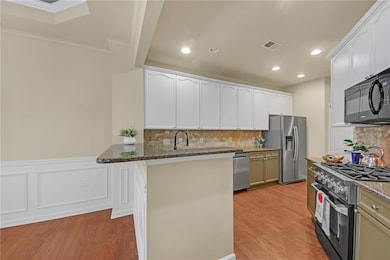 Kitchen breakfast bar.