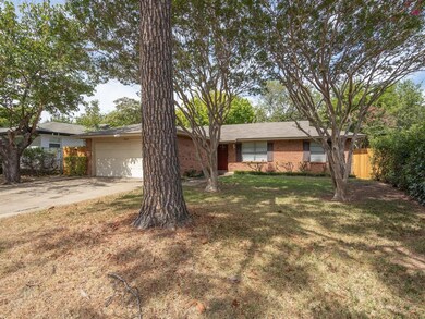 648 Oak Dr, Hurst, TX 76053 - photo 3