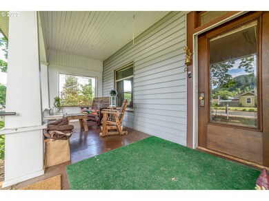 590 W D St, Creswell, OR 97426 - photo 3