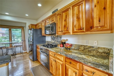 Kitchen with wall oven, gas cooktop, granite count