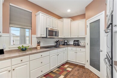 Kitchen w/Walk-in Pantry