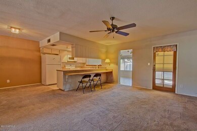 Breakfast Bar & Ceiling Fan!