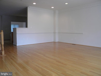 9982 Cyrandall Dr, Oakton, VA 22124 - photo 3