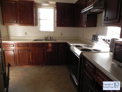 1011 N King St, Seguin, TX 78155 - photo 3