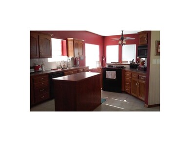Sunny eat-in kitchen