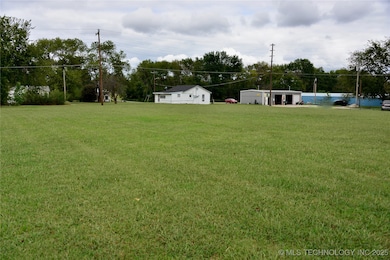 512 E Trudgeon St, Henryetta, OK 74437 - photo 7