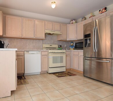 (4) Kitchen