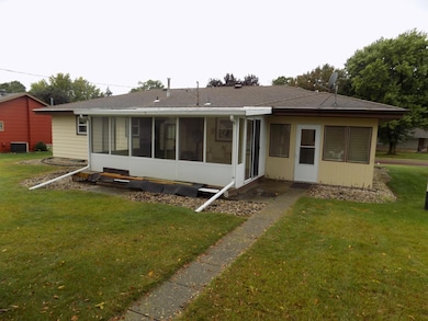 906 Reid St, Lakefield, MN 56150 - photo 2